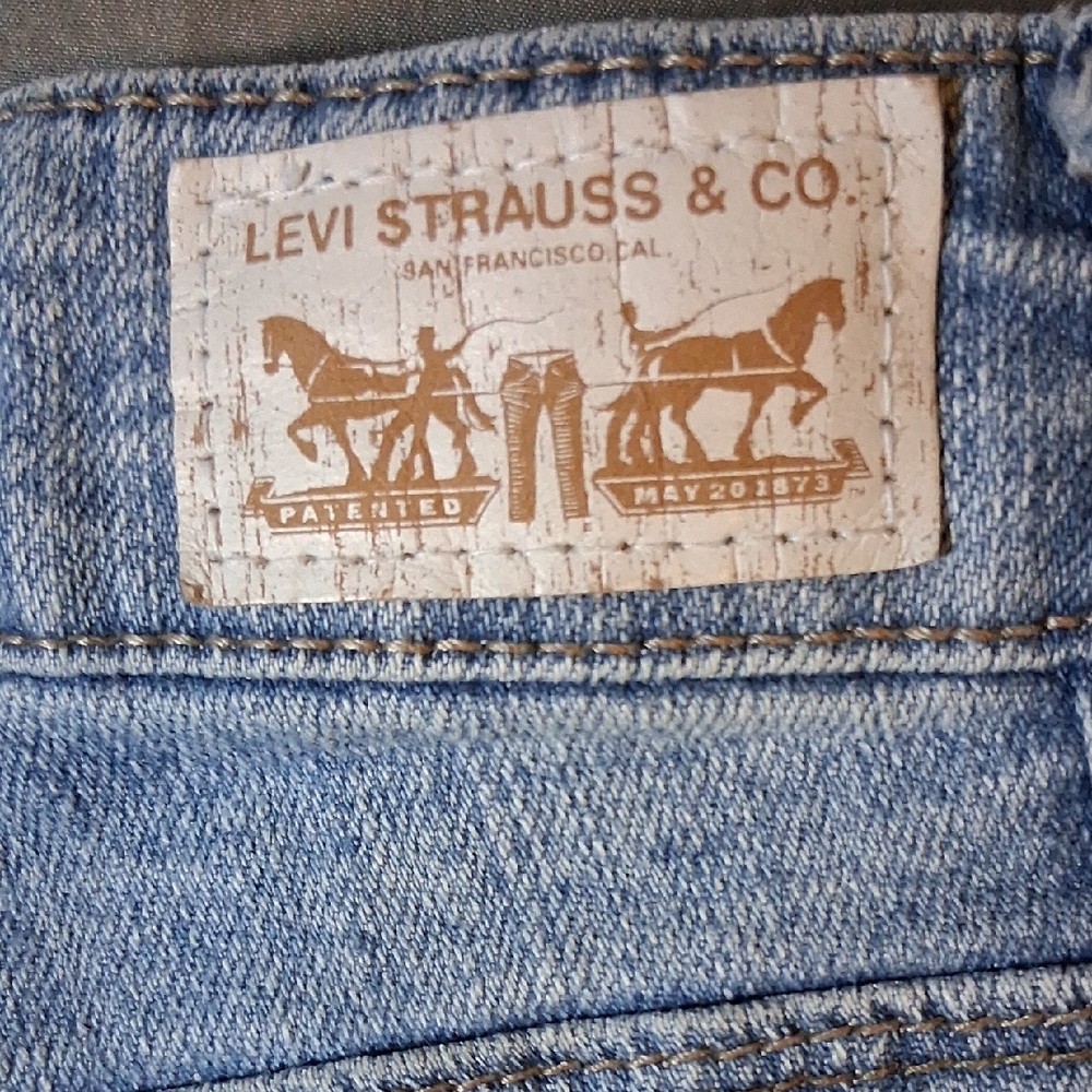 Levi's Light Blue Denim Frayed Hem Women's Shorts - Picture 2 of 8